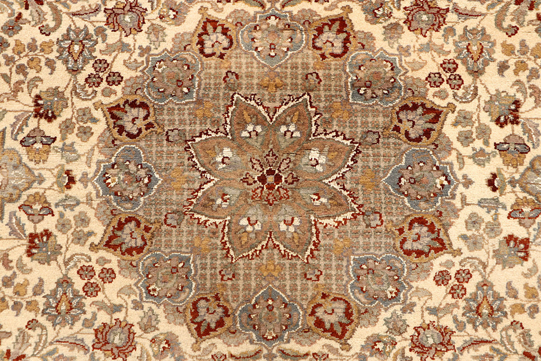 Bisque Kashan 5' 6 x 7' 11 - No. 68373 - ALRUG Rug Store