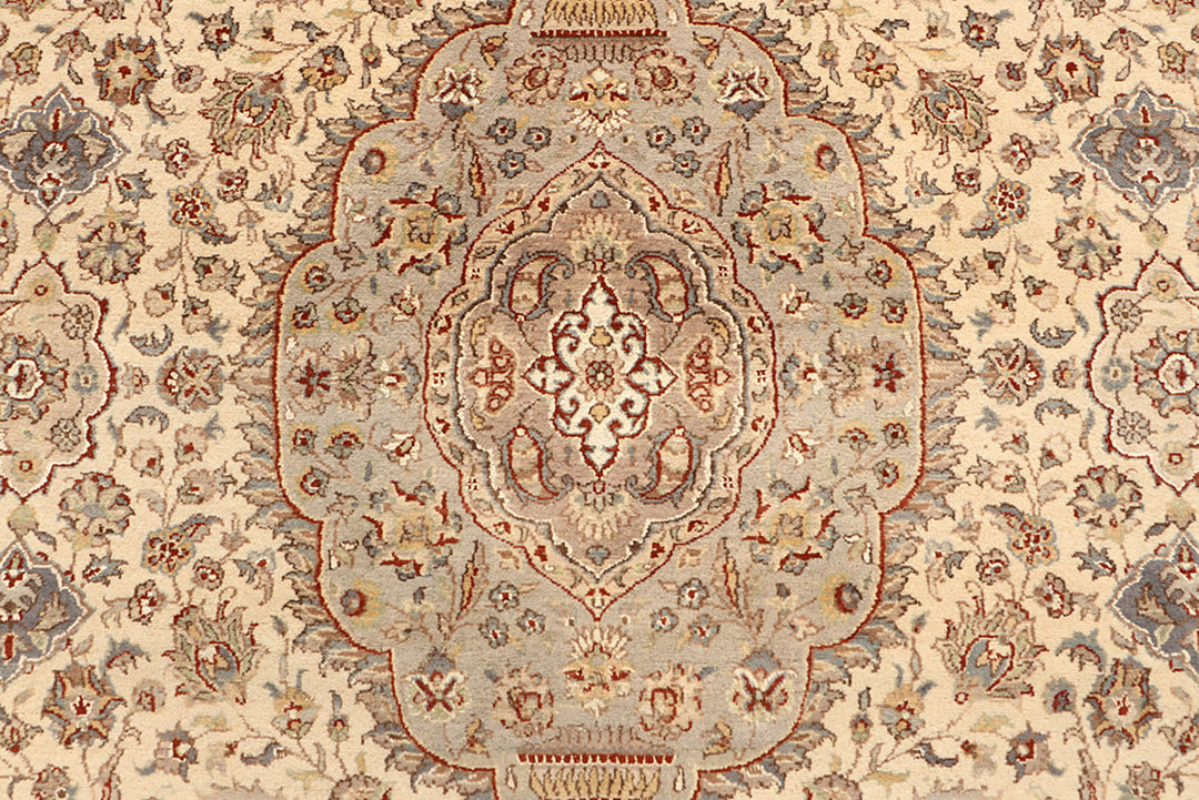 Blanched Almond Isfahan 6' 6 x 9' 9 - No. 68463 - ALRUG Rug Store