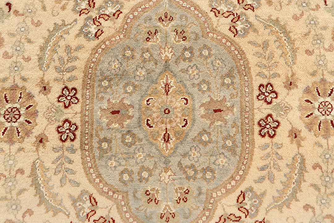 Navajo White Isfahan 4' 11 x 8' - No. 68496 - ALRUG Rug Store