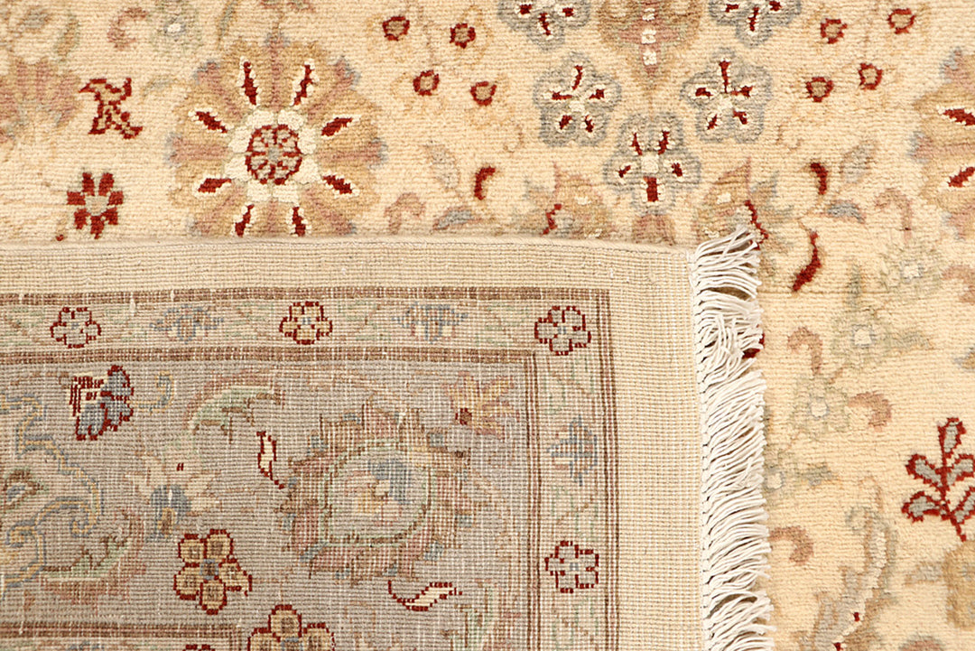 Navajo White Isfahan 4' 11 x 8' - No. 68496 - ALRUG Rug Store