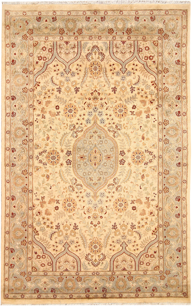 Navajo White Isfahan 4' 11 x 8' - No. 68496 - ALRUG Rug Store