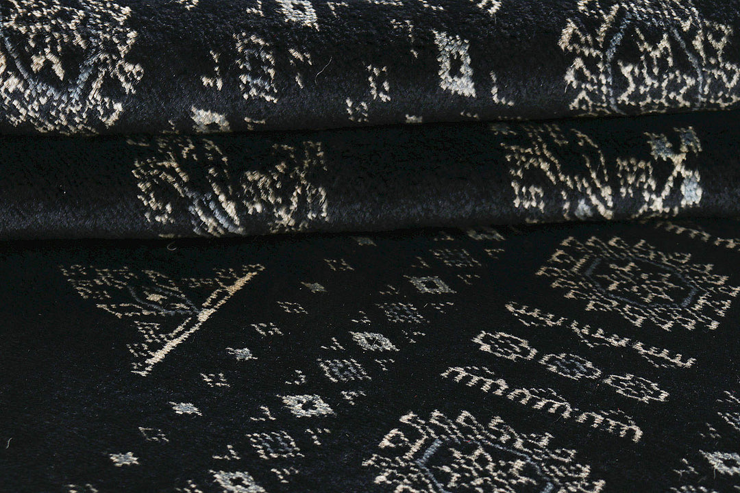 Black Butterfly 4' 1 x 6' 3 - No. 72030