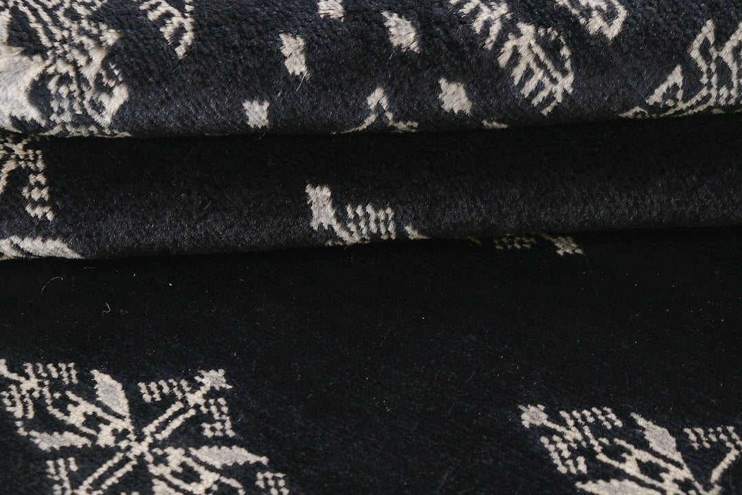 Black Butterfly 3' 11 x 6' 4 - No. 72041