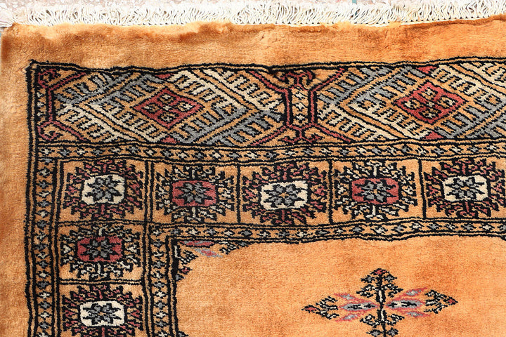 White Pakistani Butterfly Rug 2'8" x 9'5" Hand-Knotted detail