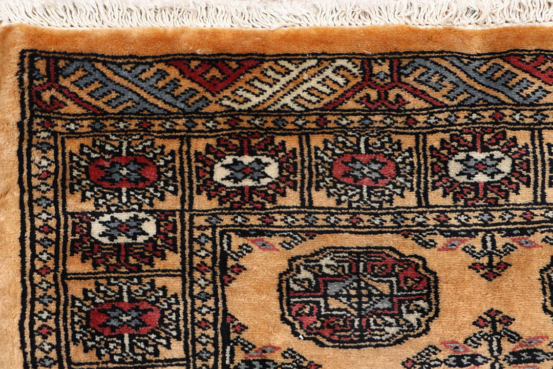 White Pakistani Bokhara Rug 2' 7 x 9' 11 Hand-Knotted detail