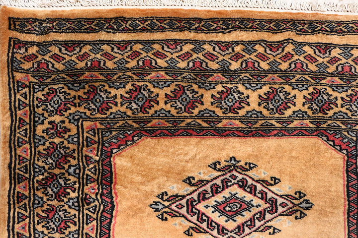 White Pakistani Jaldar Rug 2'7" x 9'9" Hand-Knotted detail