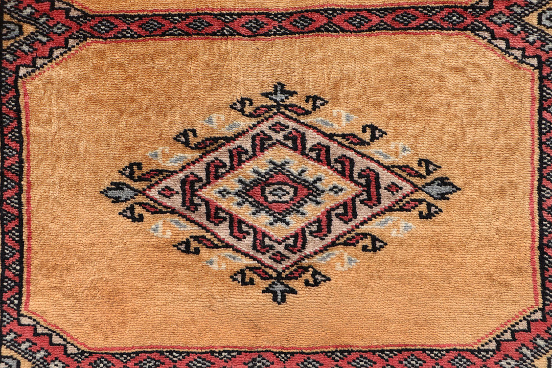 White Pakistani Jaldar Rug 2'7" x 9'9" Hand-Knotted close-up