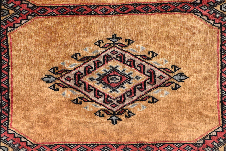 White Pakistani Jaldar Rug 2'7" x 9'9" Hand-Knotted close-up