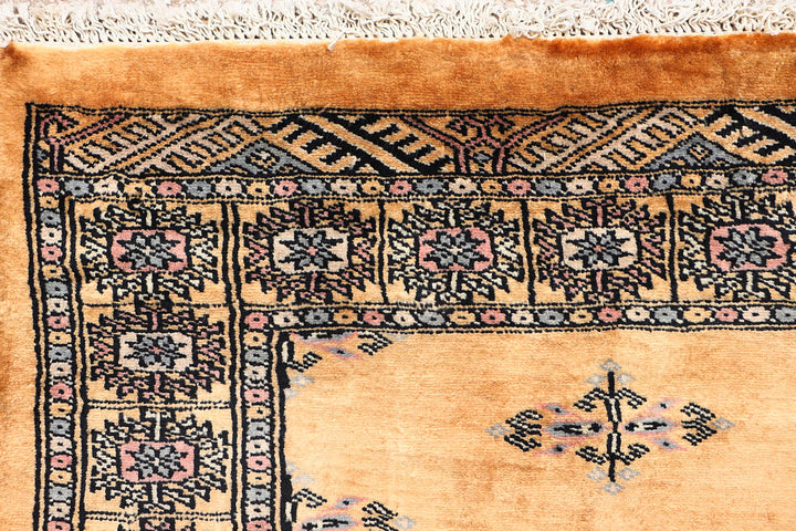 White Pakistani Butterfly Rug 2'7" x 10' Hand-Knotted detail