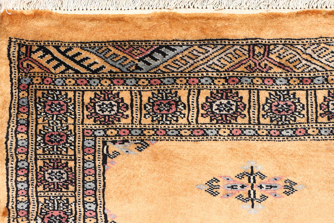White Pakistani Butterfly Rug 2' 6 x 9' 11 Hand-Knotted detail
