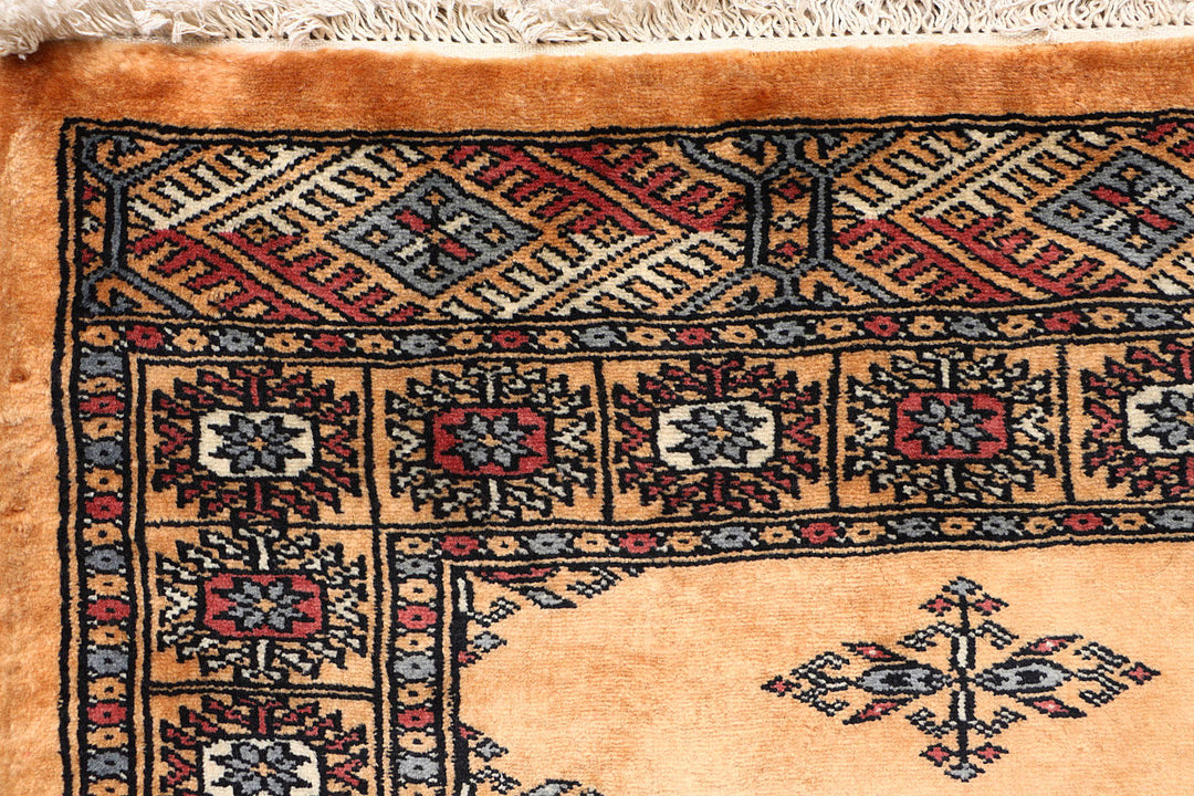 White Pakistani Butterfly Rug 2' 7 x 9' 7 Hand-Knotted detail