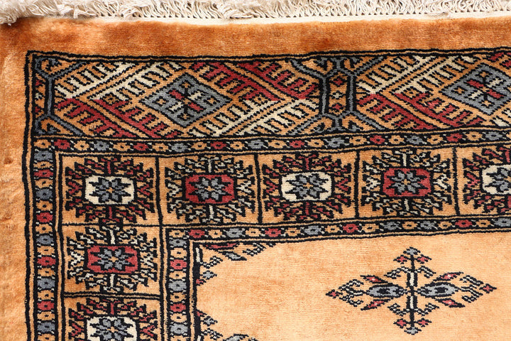 White Pakistani Butterfly Rug 2' 7 x 9' 7 Hand-Knotted detail