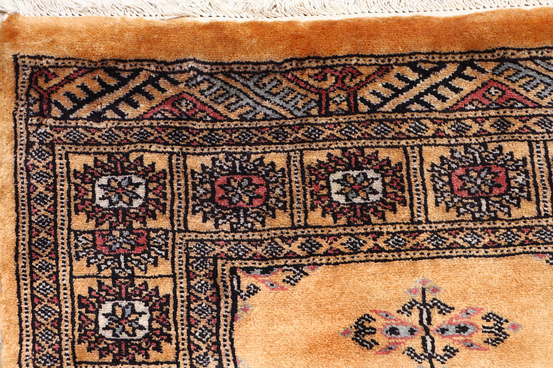 White Pakistani Butterfly Rug 2' 7" x 10' 3" Hand-Knotted detail
