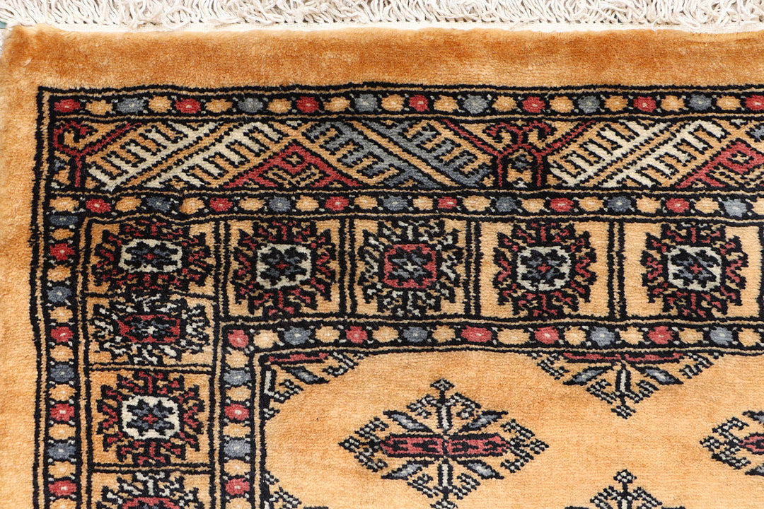 White Pakistani Geometric Rug 2'7" x 10'3" Hand-Knotted detail