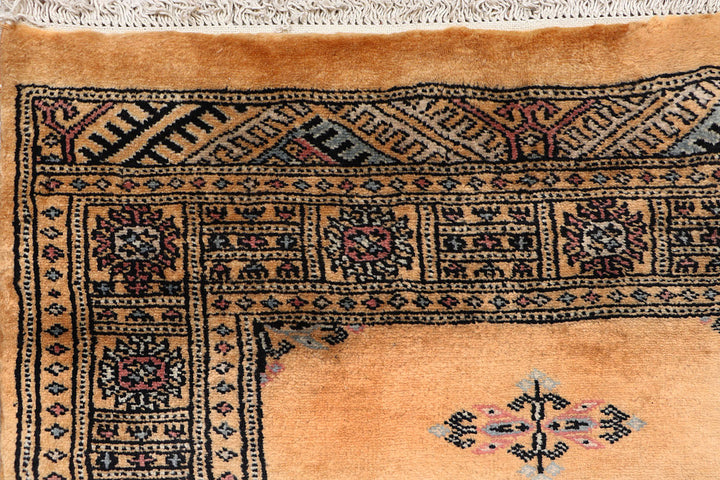 White Pakistani Butterfly Rug 2' 6" x 9' 7" Hand-Knotted detail