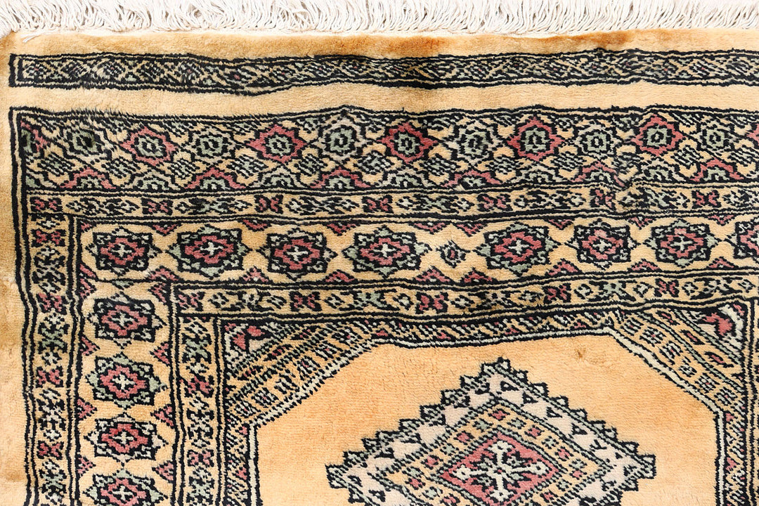 White Pakistani Jaldar Rug 2' 7" x 11' 11" Hand-Knotted detail