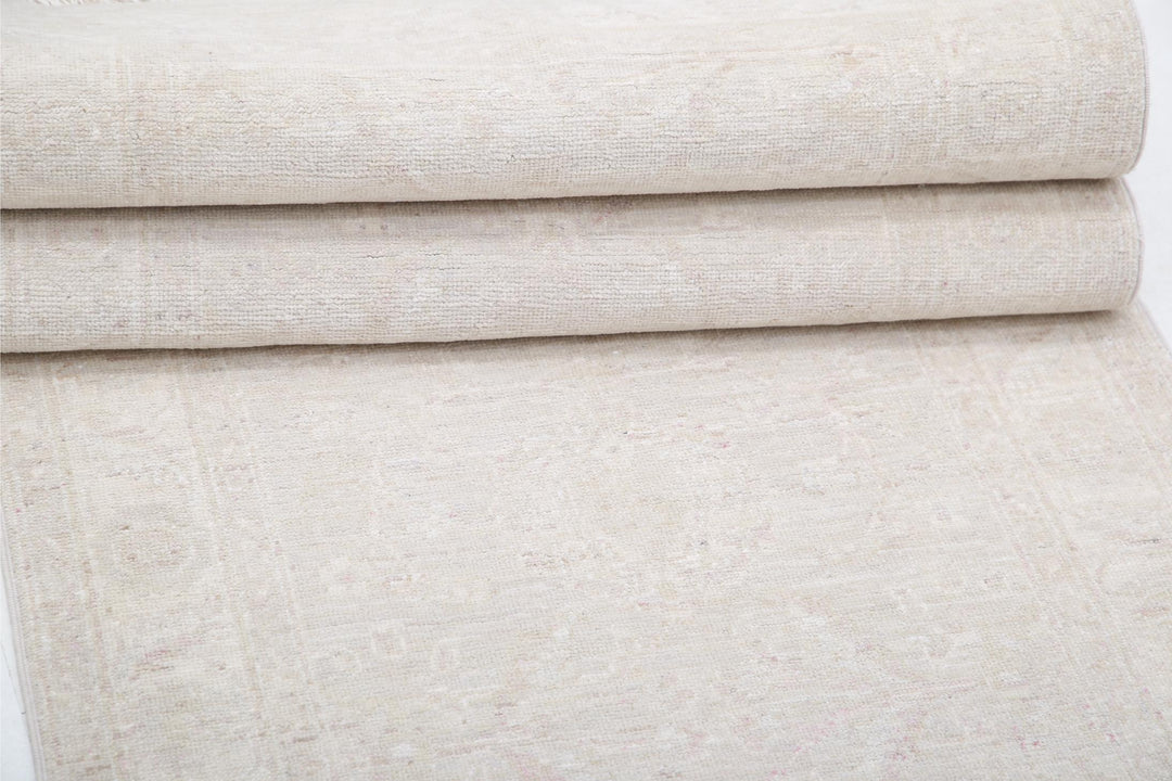 Serenity 2’ 6″ x 8’ 2″ - No. AV55715 - ALRUG Rug Store