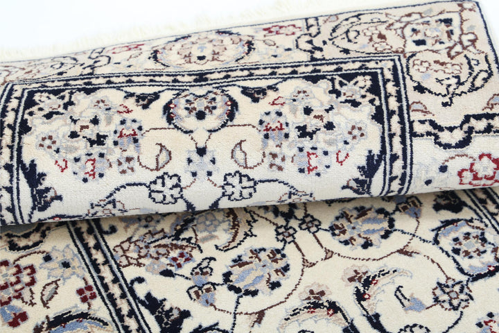 Heritage 2’ 0″ x 3’ 10” - No. AV82223 - ALRUG Rug Store