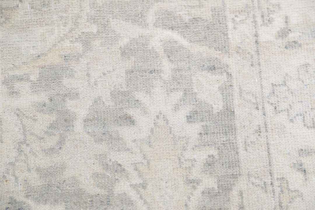 Serenity 2’ 6″ x 5’ 11” - No. AV42851 - ALRUG Rug Store