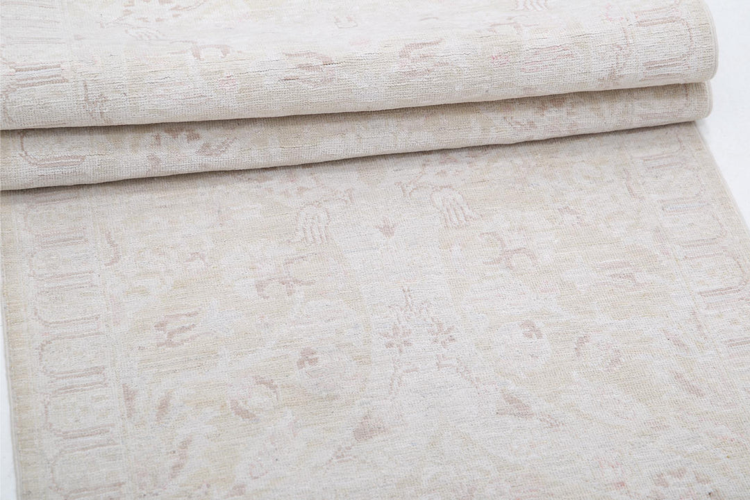 Serenity 2’ 6″ x 10’ 5″ - No. AV61816 - ALRUG Rug Store