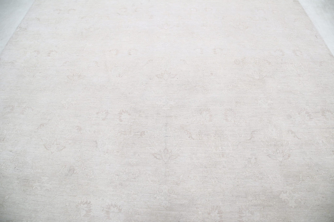 Serenity 8’ 9″ x 11’ 7″ - No. AV92732 - ALRUG Rug Store