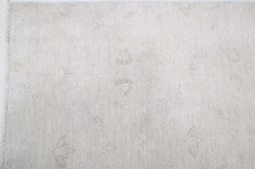 Serenity 8’ 9″ x 11’ 7″ - No. AV92732 - ALRUG Rug Store