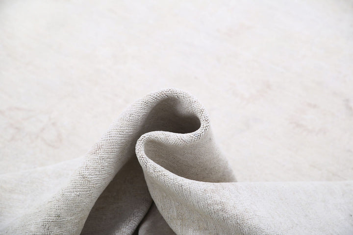 Serenity 8’ 9″ x 11’ 7″ - No. AV92732 - ALRUG Rug Store