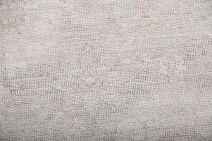 Serenity 2’ 9″ x 10’ 2″ - No. AV83374 - ALRUG Rug Store