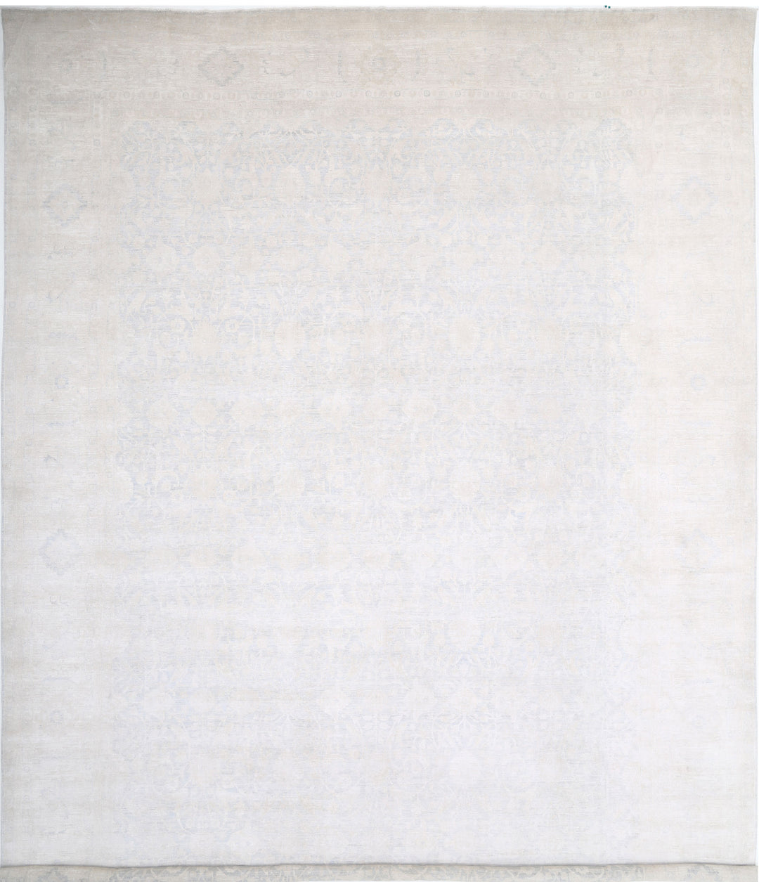 Serenity 17’ 10” x 25’ 1″ - No. AV99072 - ALRUG Rug Store