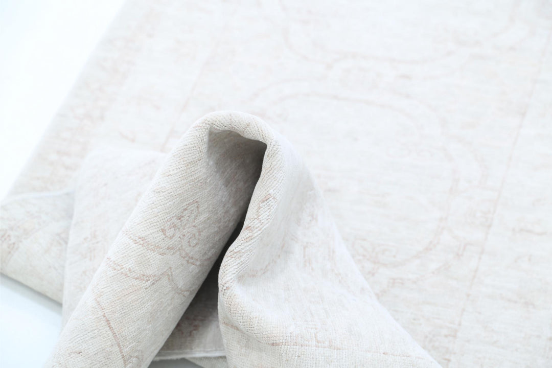 Serenity 2’ 4″ x 10’ 0″ - No. AV43790 - ALRUG Rug Store