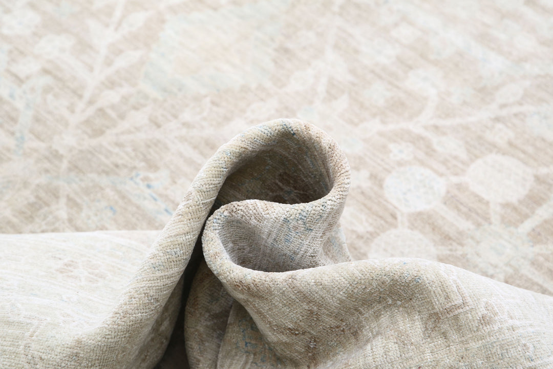 Serenity 8’ 9″ x 15’ 7″ - No. AV56704 - ALRUG Rug Store